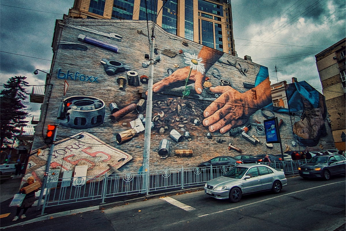 8 років одному муралу